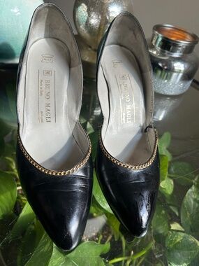 Bruno Magli Black Leather Chain Accent Pumps Women’s 7.5 Pointed Toe Cone Heel